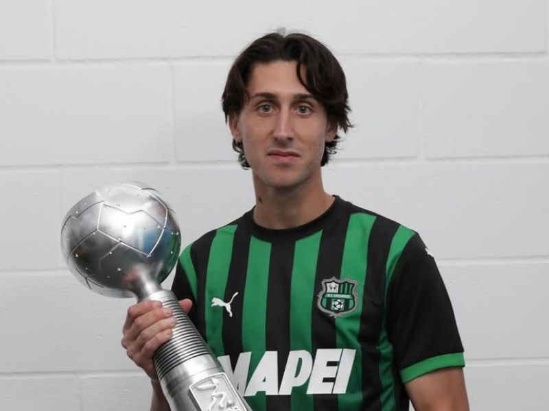 Samuele Mulattieri sostiene el trofeo de campeón de la Serie B