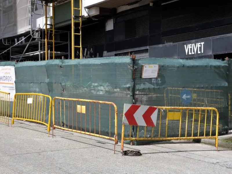 La discoteca Velvet con el frontal vallado para la construcción del aparcamiento - Juan Rey-Cabarcos