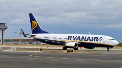 Avión de Ryanair aterrizando en el aeropuerto de Zaragoza